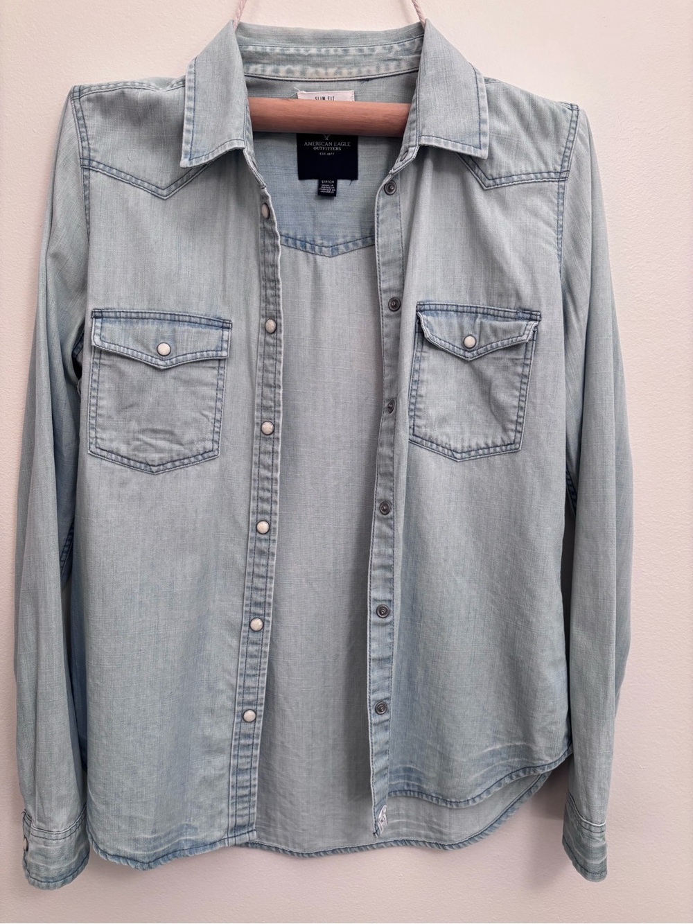 American Eagle Outfitters Pearl Snap Button Down | Small | Chambray